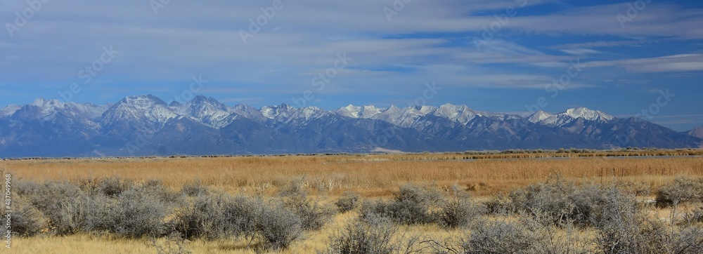 Φωτογραφία the spectacular sangre de cristo mountains  on a sunny winter day,  as seen from
