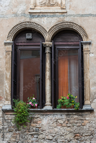 Dekorierter Fensterbogen an einer Hausfassade am Gardasee, Italien