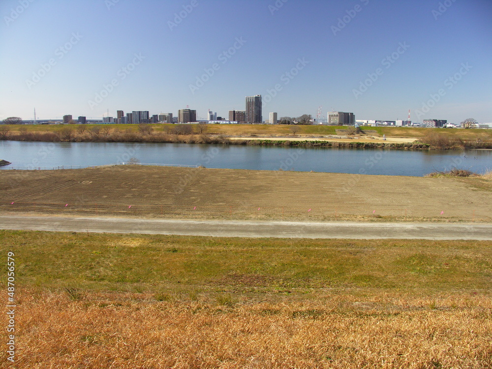早春の江戸川土手から見る浚渫工事の土砂の仮置き場と江戸川と対岸風景