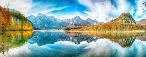 Φωτογραφία Picturesque autumn scene of sunny morning on Almsee lake