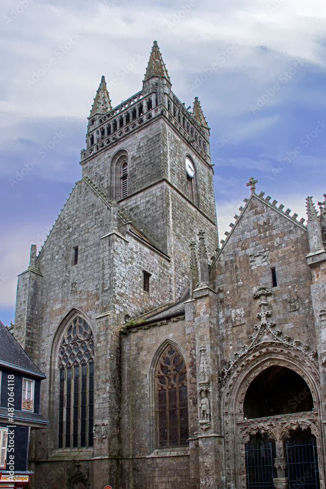 Fototapeta premium Quimperlé. Eglise Notre-Dame de l'Assomption. Finistère. Bretagne