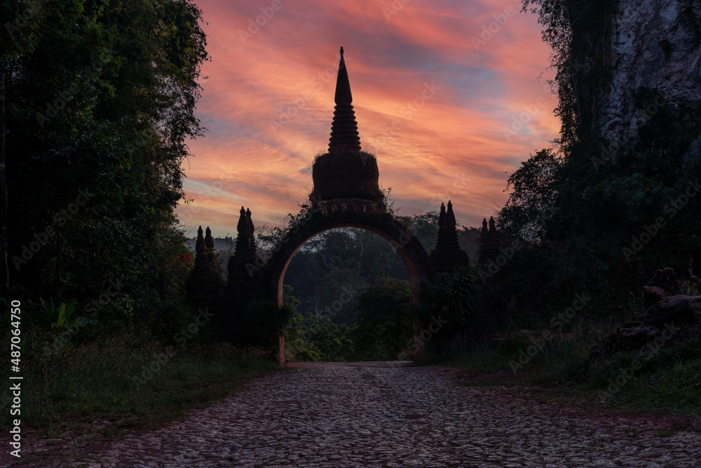 Obraz premium The entrance arch to the Thai temple is a beautiful landmark of Surat Thani province, southern Thailand. It is a holiday destination for tourists to visit. 