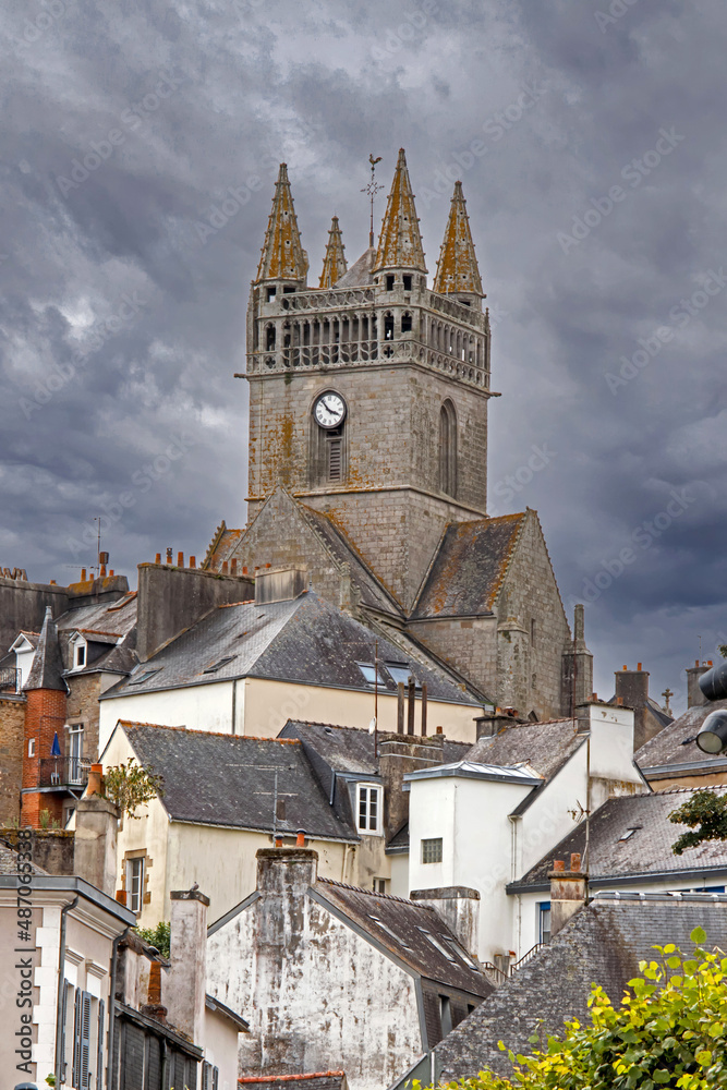 Quimperlé. Eglise Notre-Dame de l'Assomption sous ciel couvert. Finistère. Bretagne