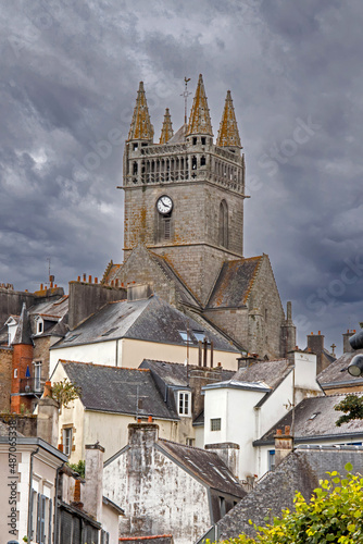 Quimperlé. Eglise Notre-Dame de l'Assomption sous ciel couvert. Finistère. Bretagne