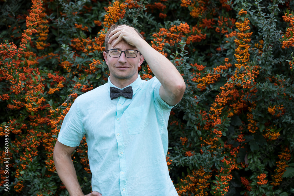 Obraz premium Portrait of an excited happy man pointing his finger up at copyspace