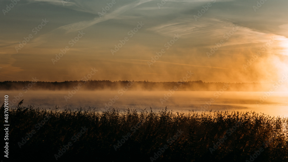 Nebelschwaden über dem Bodden an der Ostsee im Morgengrauen