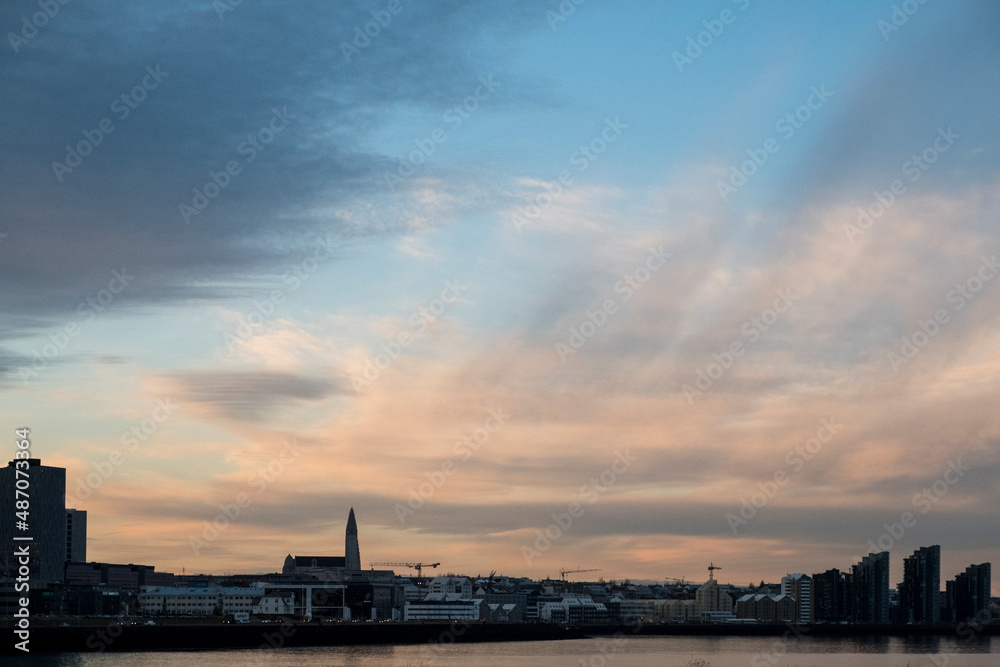 Skyline der isländischen Hauptstadt Reykjavik mit ihrem Wahrzeichen, der Hallgrimskirkja Skyline der isländischen Hauptstadt Reykjavik mit ihrem Wahrzeichen, der Hallgrimskirkja