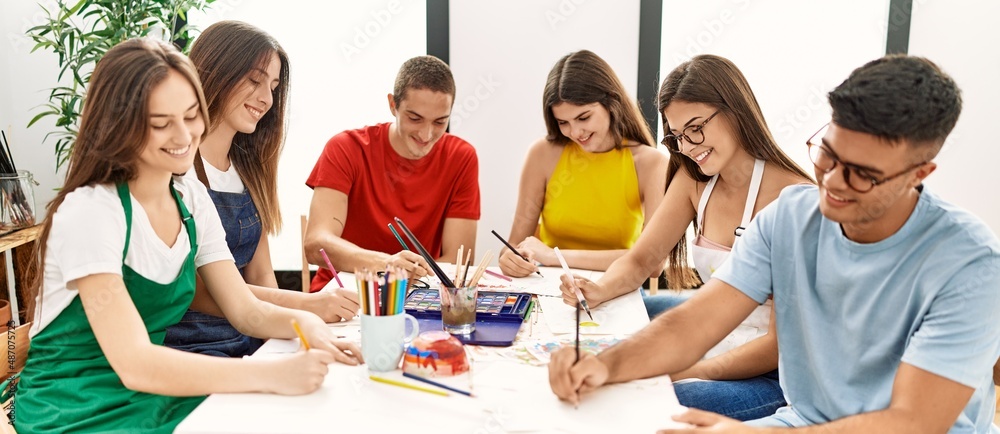 Obraz premium Group of people drawing at art studio.