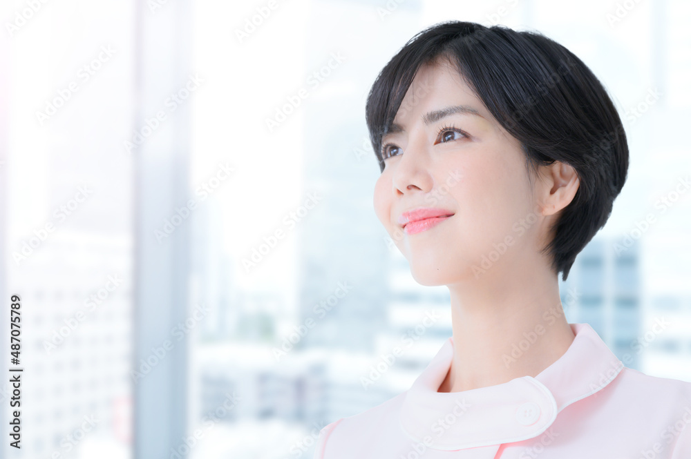 美容系ナースや看護師のイメージに使いやすい女性のポートレート 左にコピースペースあり ピンク 美容系ナースや看護師のイメージに使いやすい女性のポートレート 左にコピースペースあり ピンク