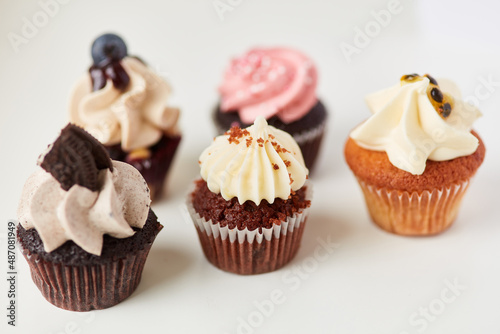 Verschiedene Cupcakes mit unterschiedlichen Toppings