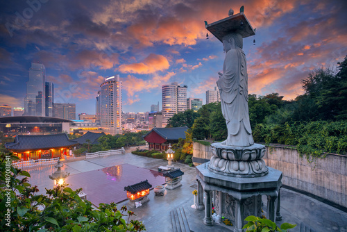 Obraz na płótnie Seoul, South Korea. Cityscape image of Seoul, South Korea with the Seoul Bongeunsa Temple in the Gangnam District at sunset. w salonie