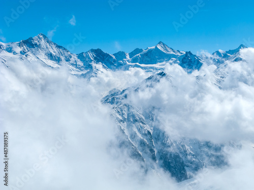Sommets des Alpes dans les nuages © Bergimus communicati
