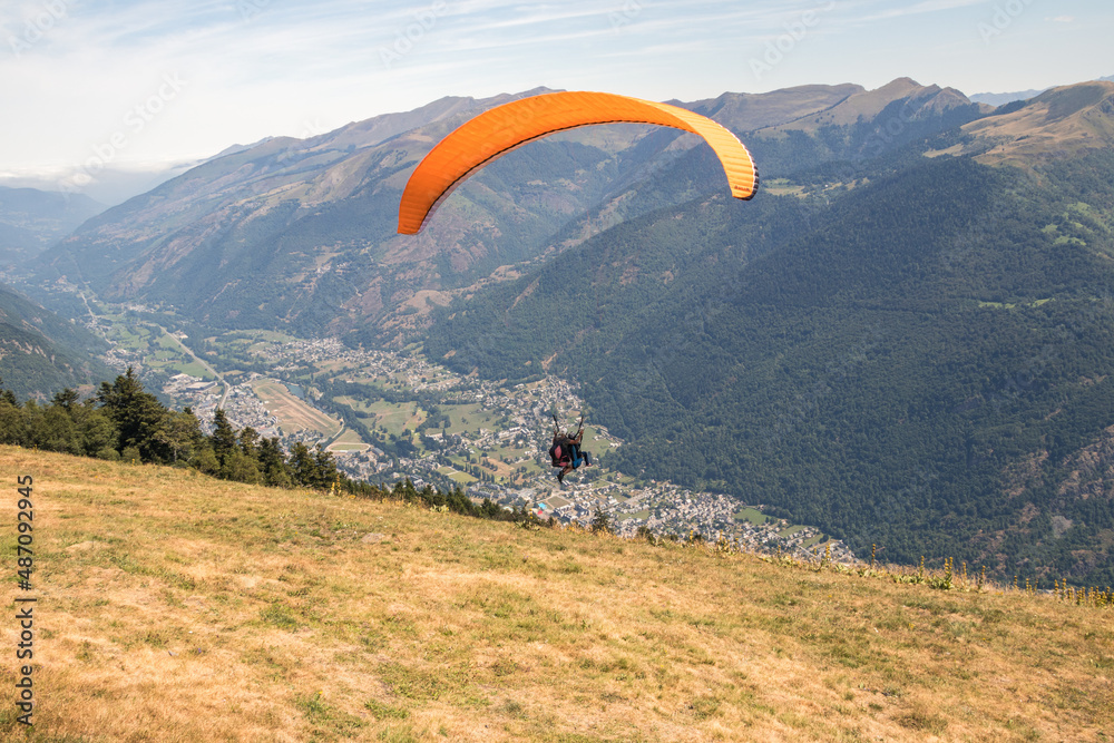 pareja de jóvenes volando en parapente pareja de jóvenes volando en parapente