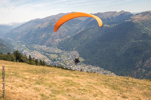 pareja de jóvenes volando en parapente