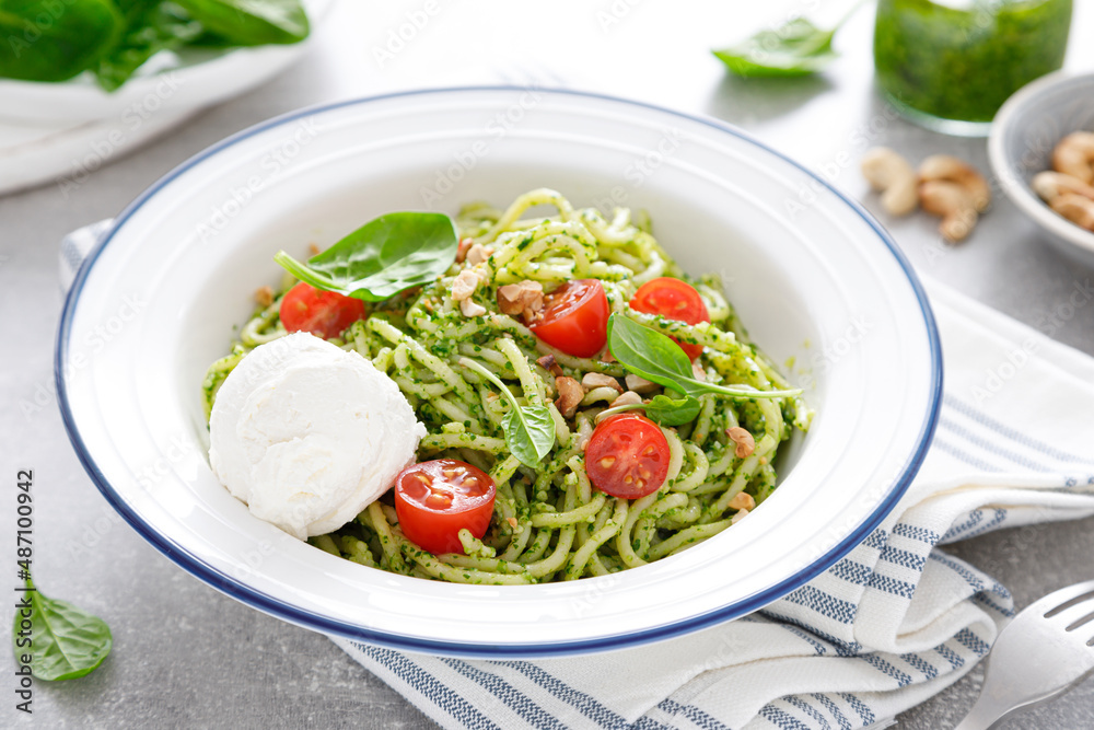 Pasta with spinach pesto, cashew nuts and soft cream cheese