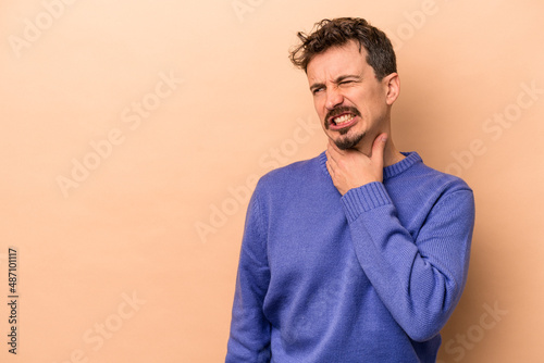 Bild auf Leinwand Young caucasian man isolated on beige background touching back of head, thinking and making a choice