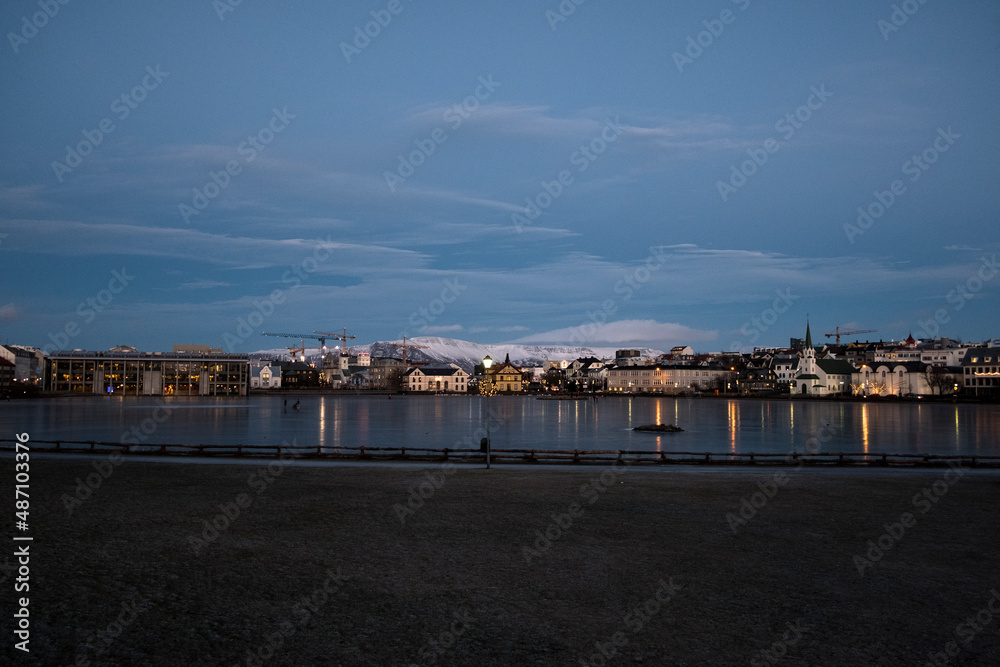 Blick über den Stadtteich Tjörnin in Reykjavik