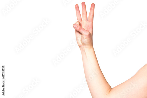 Un brazo de una mujer haciendo el gesto con la mano del número tres. Mano femenina con la palma abierta sobre fondo blanco.