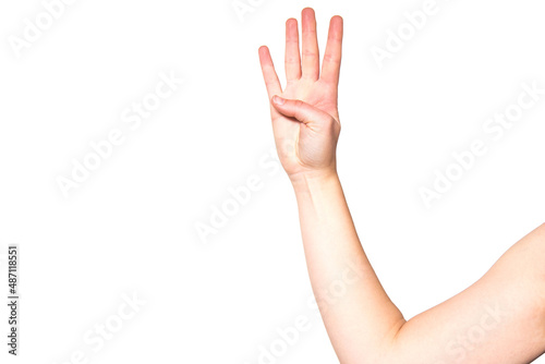 Un brazo de una mujer haciendo el gesto con la mano del número cuatro. Mano femenina con la palma abierta sobre fondo blanco.