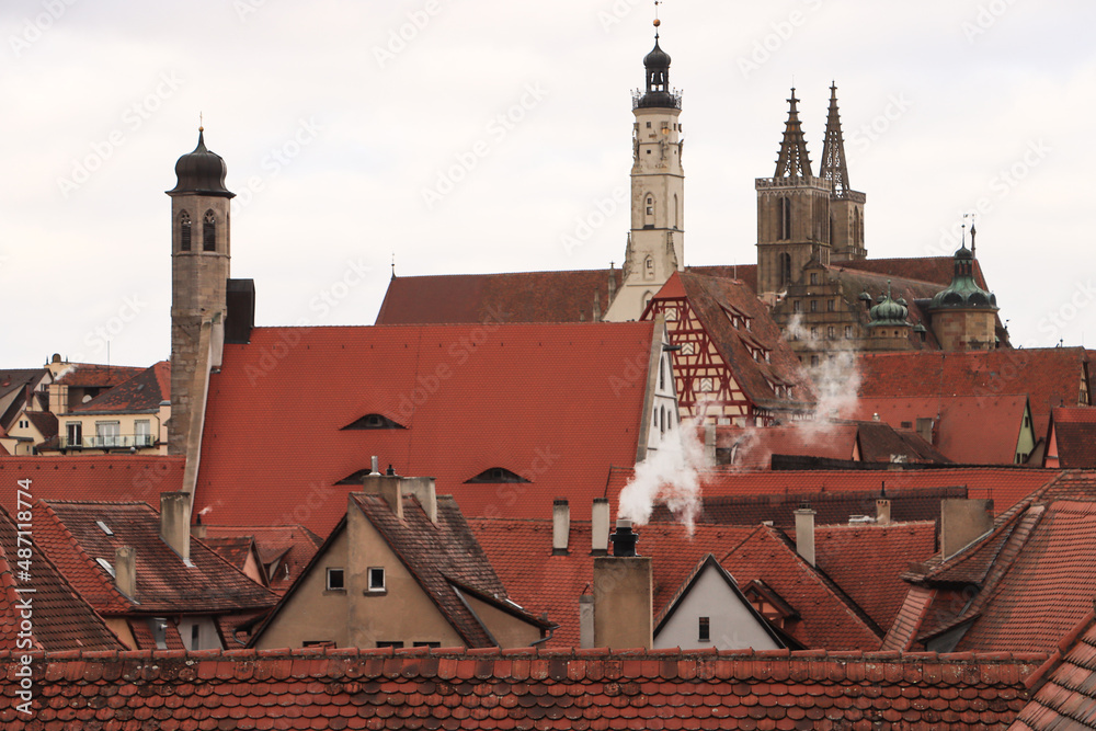 Rothenburg ob der Tauber; Blick von der Stadtmauer am Röderschütt auf Johanniskirche, Rathaus und St.-Jakobs-Kirche