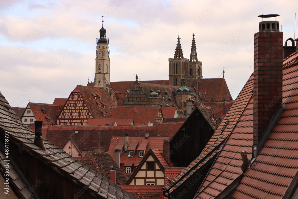 Fränkische Perle Rothenburg; Blick von der Stadtmauer am Röderschütt  auf Rathausturm und St. Jakob