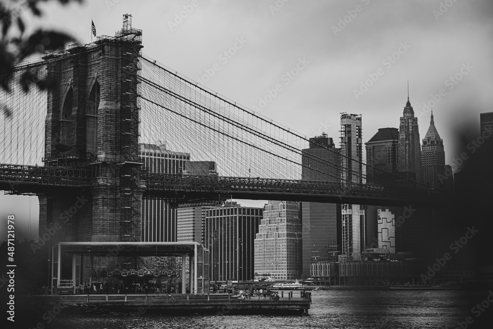 Obraz premium Brooklyn bridge view black and white USA New York