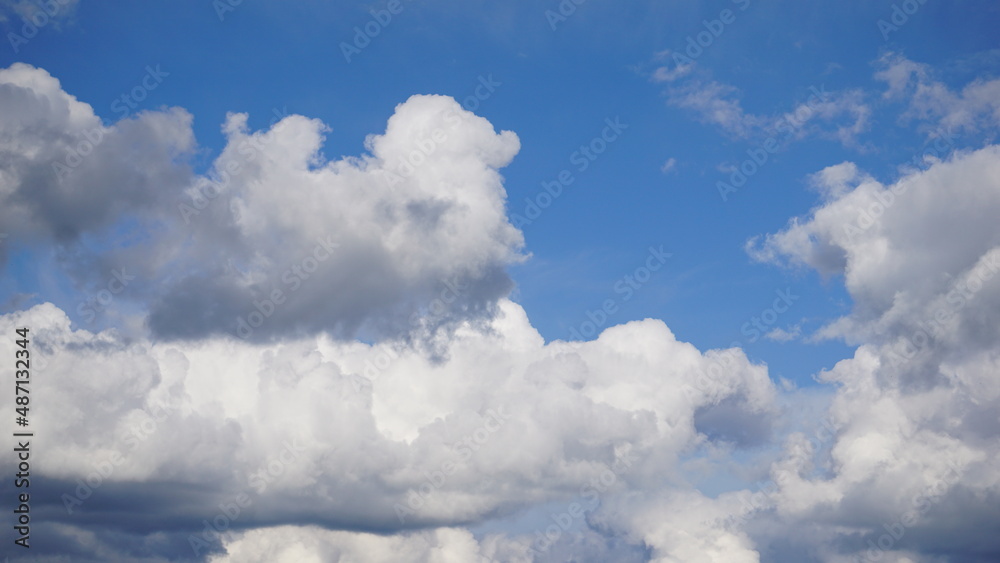 Cumulus (Cu), chmura kłębiasta – oddzielna, nieprzezroczysta, zwykle biała chmura złożona z kropel wody. Jej górna część (z wyjątkiem gatunku Cumulus fractus) ma kształt kopulasty lub kalafiorowaty.  - obrazy, fototapety, plakaty 
