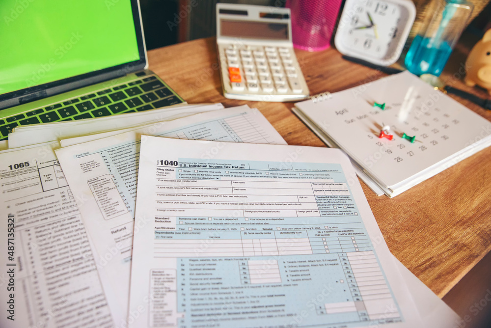 Obraz premium Planning Budget and Tax Concept.Calendar 2022, calculator, and Individual Income Tax Form For who have income According to United States law, season that has to pay and deadline of tax payment.