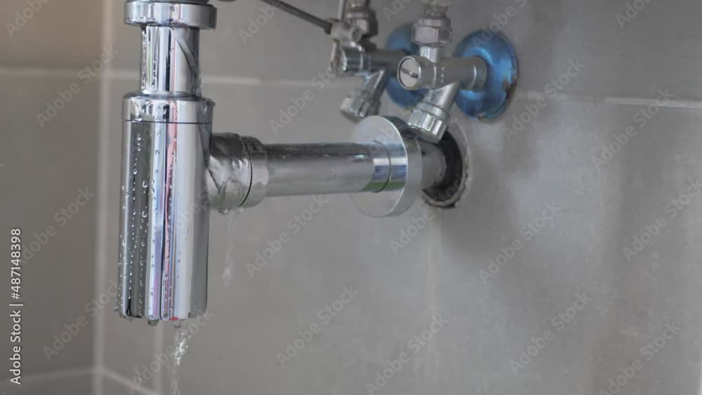 leaking sink trap. broken siphon. sewage water leakage Stock ビデオ