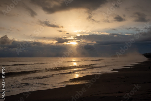 雨晴海岸と朝焼け © 德丸力蔵