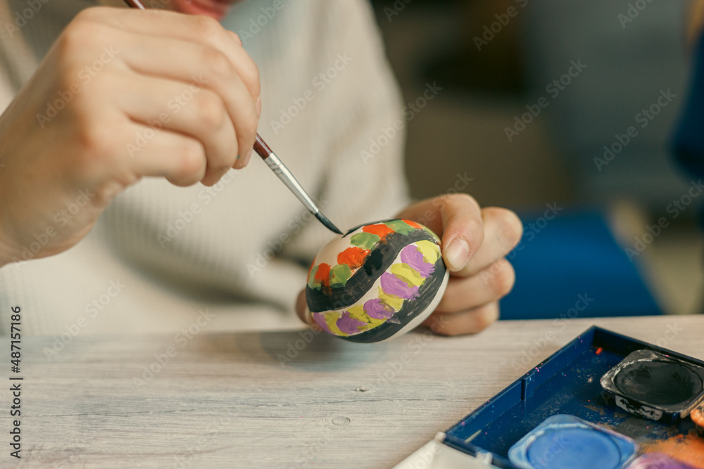Obraz premium Colouring eggs for eastertime at home