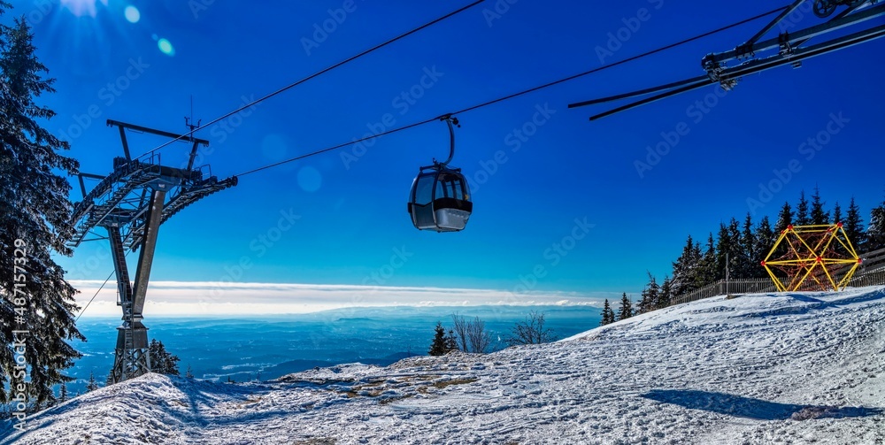 Obraz premium cable car in the mountains