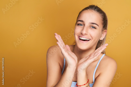 фотографія Young girl smiling with sympathetic hand gesture