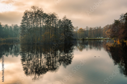 reflets d'automne sur le petit lac de forêt