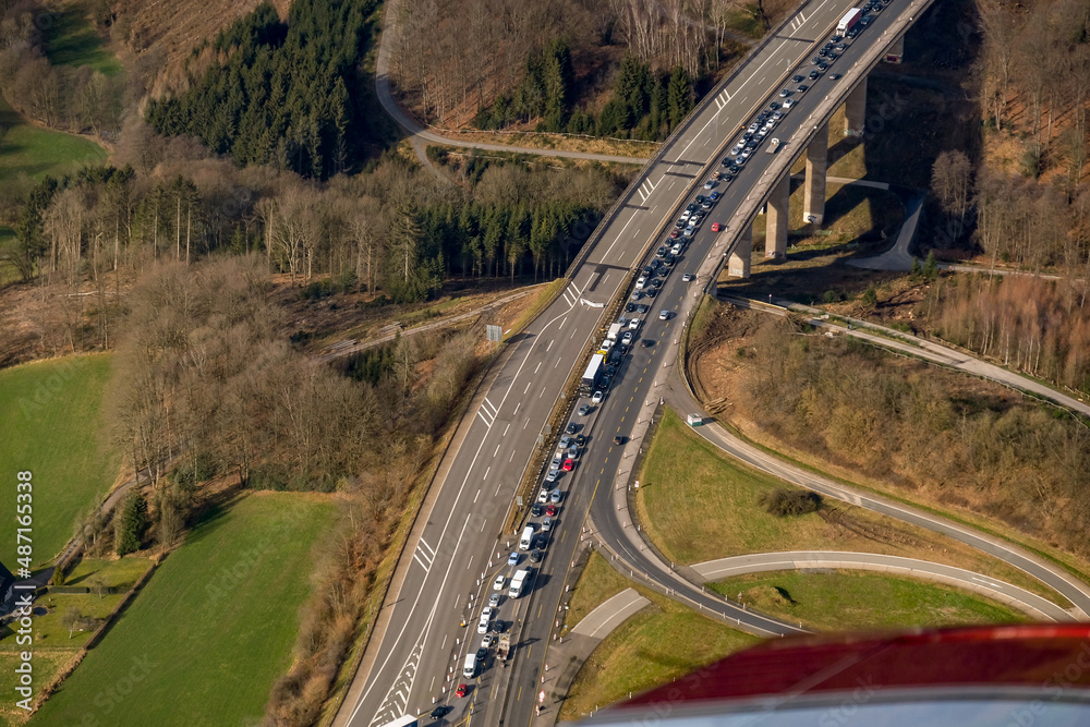 Stau auf der Autobahn A45 kurz vor der gesperrten Rahmetalbrücke, NRW, Deutschland