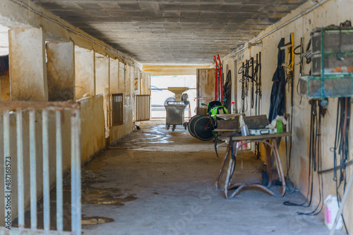 Interior of an empty horse stable © Alberto Case