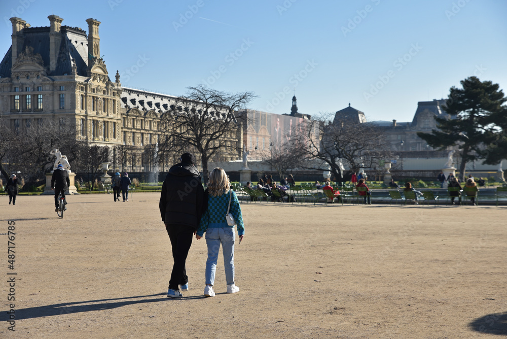 Flâner au jardin des Tuileries à Paris. France