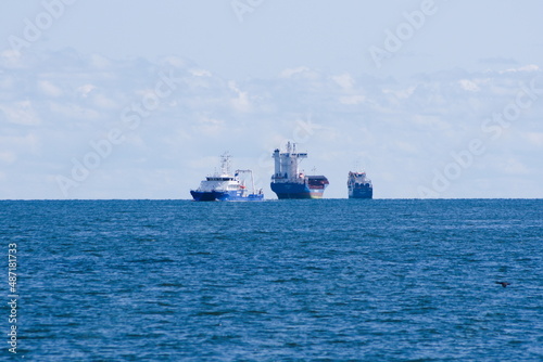 statki na morzu