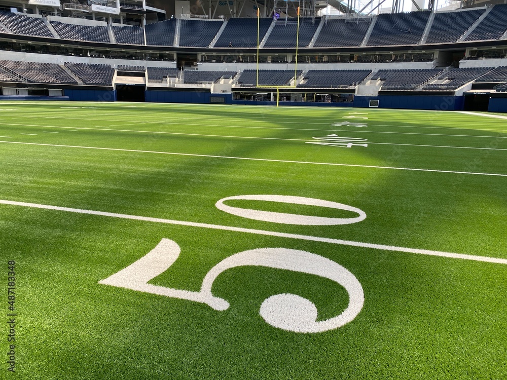 Obraz premium American football field, empty, no crowd with yard line numbers. 50 yard line highlighted.