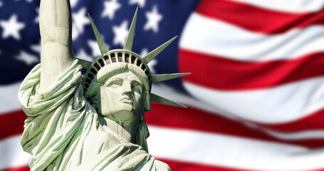 Handdoek met foto Vrijheidsbeeld Vrijheidsbeeld met wapperende Amerikaanse vlag  © rarrarorro