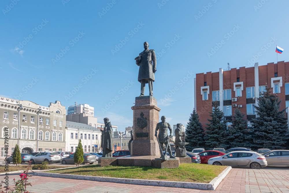 Fototapeta premium Saratov, Russia. October 13, 2021 Multi-figure Monument to Stolypin in Saratov before the Saratov Regional Duma