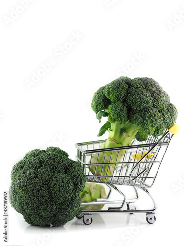 Due broccoli verdi dentro il carrello della spesa isolati su sfondo bianco