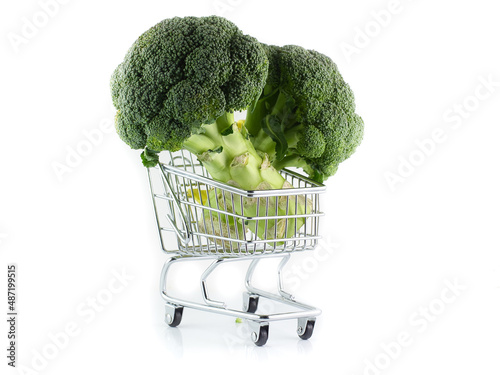 Due broccoli verdi dentro il carrello della spesa isolati su sfondo bianco