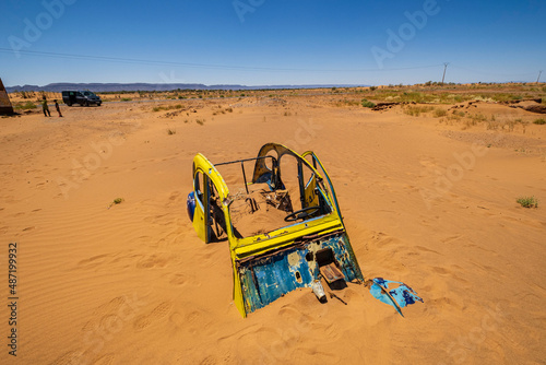 Stampa su tela citroen 2CV enterrado en la arena, Tamegroute, Marruecos, Africa