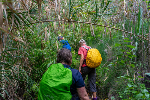 LA GOMERA, Kanarische Inseln: Wanderung bei Regen von drei Frauen zum Wasserfall in das wilde Tal Barranco de Arure bei VALLE GRAN REY