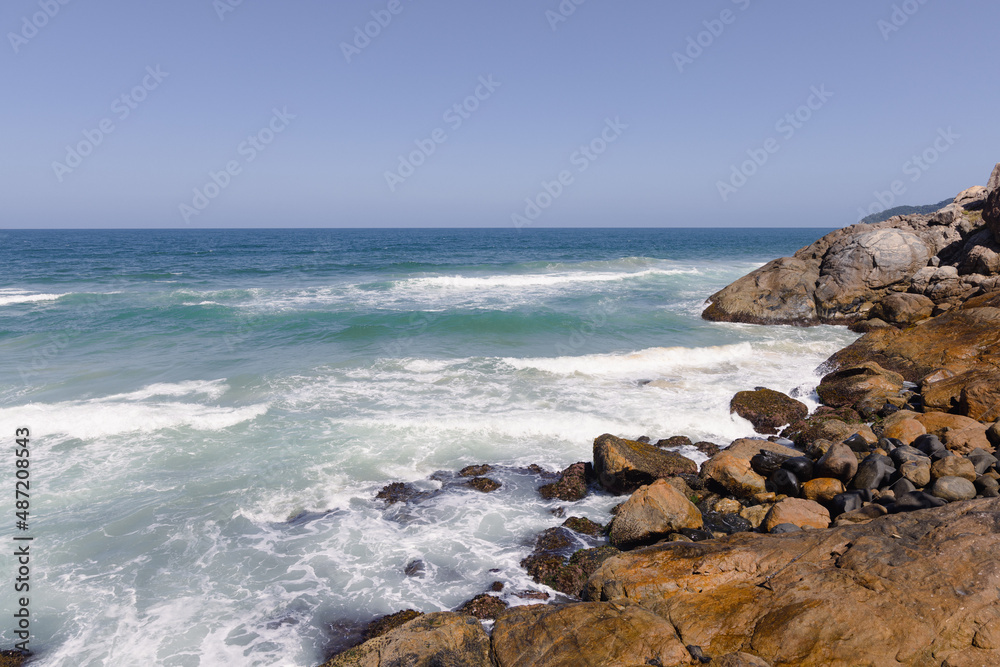 paisagem da praia do Costão do Santinho em Santa Catarina