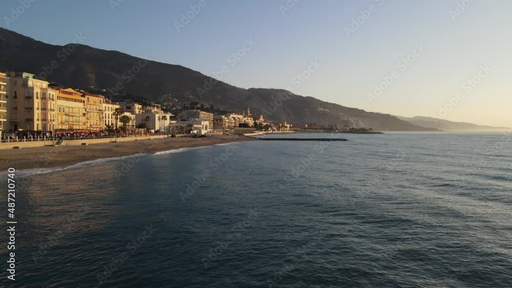 un matin au lever du soleil à Menton - Alpes-Maritimes un matin au lever du soleil à Menton - Alpes-Maritimes