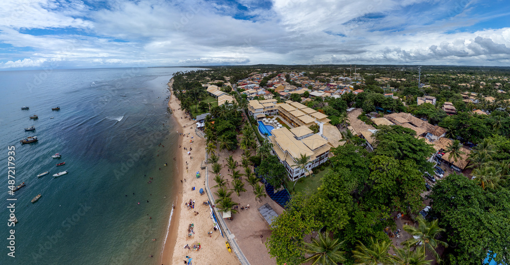 Imagem aérea da praia da Praia do Forte, município de Camaçari, Bahia, Brasil