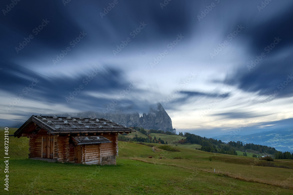 Schlern am Nachthimmel auf der Seiseralm