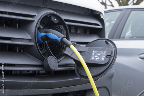 Quadro su tela Véhicule électrique en recharge à une borne